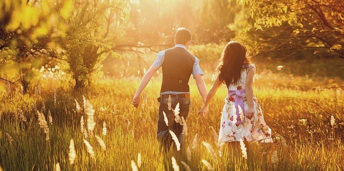 Couple romantique dans la nature